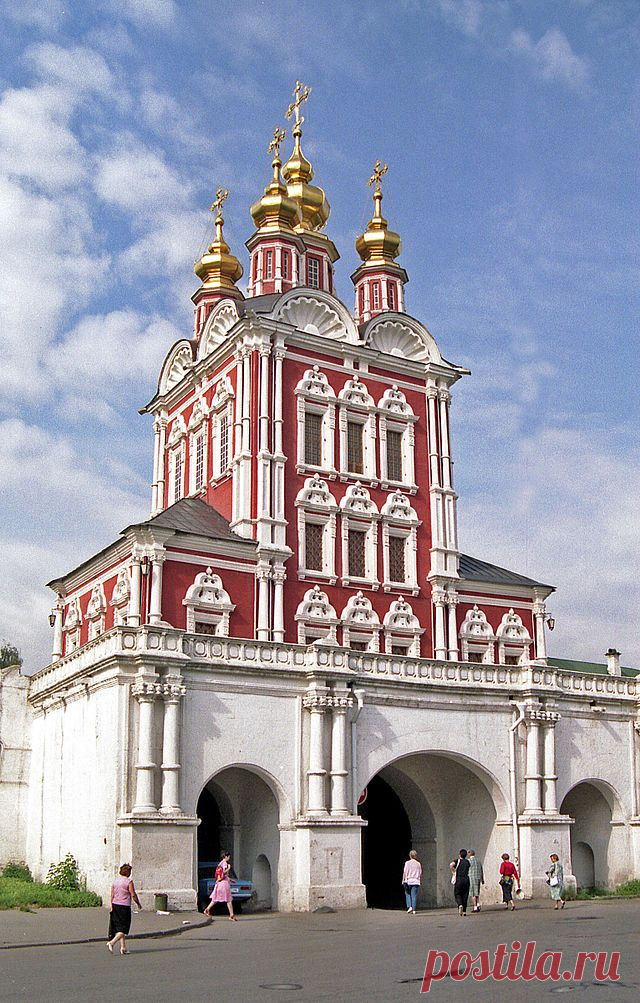 Церковь Спаса Преображения
Преображенская церковь (1б87-1б88гг.) построена над святыми (северными) вратами и является как бы «визитной карточкой» монастыря. Изящный, лёгкий, украшенный белокаменным убором храм, кажется парящим над обителью. Его высокий четверик с тремя рядами окон завершён поясом крупных белокаменных раковин и пятью гранёными барабанами с фигурными главками.
