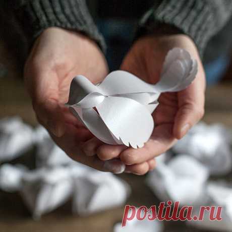 Как сделать птичек из бумаги своими руками. Мастер-классы Птички из бумаги своими руками - поделка на все случаи жизни. Она годится и для творческого занятия с детьми, и в качестве декора к любому празднику. Рождение малыша, свадьба, Новый год, День рождения - милые птички из бумаги прилетят на своих крылышках, чтобы вас поздравить. Сегодня мы расскажем вам, как сделать птиц и с бумаги и снабдим шаблонами.Когда-то давно, в нашем детстве, красивые интерьерные украшения для ...