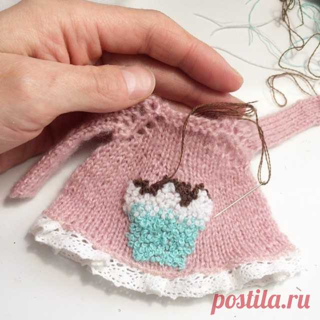 А я снова вышиваю, кто отгадает что это? #кукла #куколка #куклаолли #ручнаяработа #авторскаяработа #авторскаякукла #олли #dolls #artdoll #textilledoll #handmade #dolls