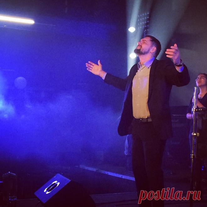 Сегодня на воскресном слежении проповедует старший пастор церкви "краеугольный камень" в Новосибирске Василий Доценко