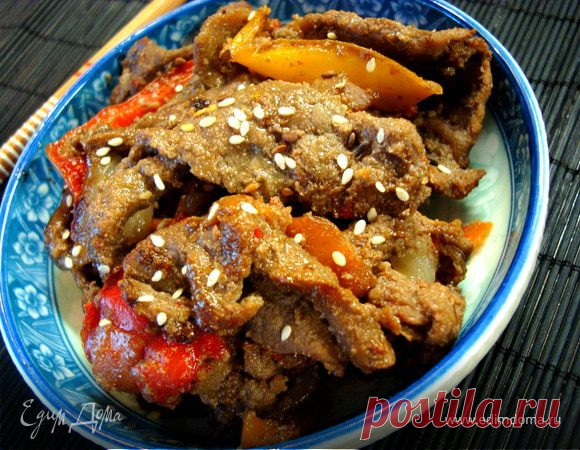 Пулькоги. Мясо в грушевом соусе. Рецепт №5. Корея . Ингредиенты: перец болгарский, морковь, чеснок Корейская кухня очень своеобразная и не все нам, славянам, в ней по нраву (это с непривычки…) Но я не знаю ни одного человека, которому не понравилось мы мясо «Пулькоги», кстати, В Южной Корее говорят «Булькоги»… Это самое знаменитое блюдо Кореи!!! Подают его в сыром виде и каждый посетитель ресторана самостоятельно обжаривает мясо и овощи на специальных круглых плитах, устан...