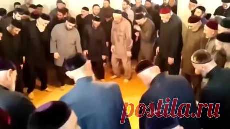 Скоро! На всех дискотеках Европы 
Здесь на кадрах этого популярного в сети ролика, вероятней всего исполнен чеченский боевой обряд — «зикр», ну а музыку (для фанатов укажу исполнителя — Timmy Trumpet &amp; Savage — Freaks) естественн…