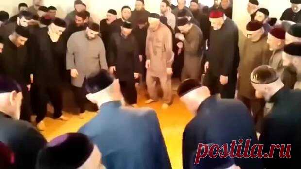 Скоро! На всех дискотеках Европы 
Здесь на кадрах этого популярного в сети ролика, вероятней всего исполнен чеченский боевой обряд — «зикр», ну а музыку (для фанатов укажу исполнителя — Timmy Trumpet & Savage — Freaks) естественн…