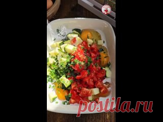 Вкусный завтрак! ОМЛЕТ с ТВОРОГОМ и ОВОЩАМИ! Ингредиенты:1 творог4 яйца1 небольшой цуккинипомидорызеленый луксоль и перец по вкусусыр моцареллаВыпекать при 180°C 45 минут. 