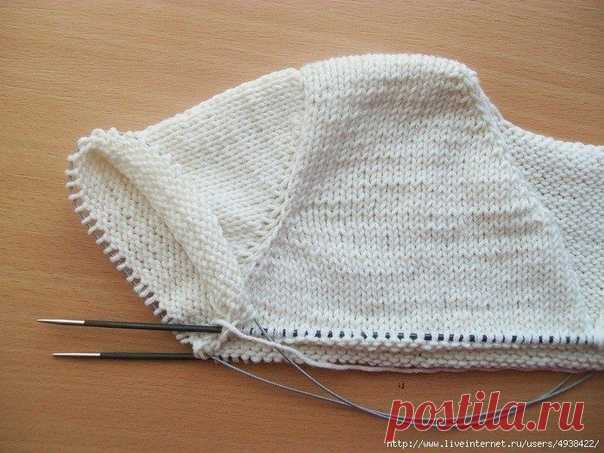 Имитация втачного рукава сверху вниз. Мастер-класс.

Автор: Elena Protas.

Довольно часто бывает, что перед вязальщицей стоит задача связать рукав сверху вниз. Т.е. от плеча к манжету. Это может быть актуальным при сложных жаккардовых рисунках, которые переходят с полотна полочек и спинки на рукава, при желании четко совместить полоски, при вязании детских вещей с возможностью последующего удлинения рукава и т.д. Особенностью данного способа является то, что в итоге рукав ...