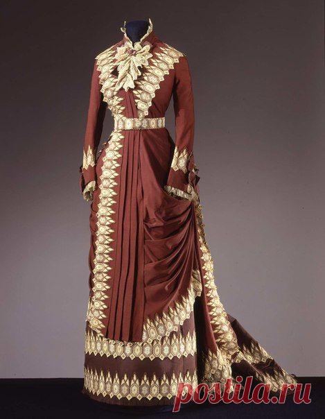 Дневное платье из коричневой шерстяной ткани с кружевной отделкой. House of Worth, Франция, около 1880 г. / Путь моды