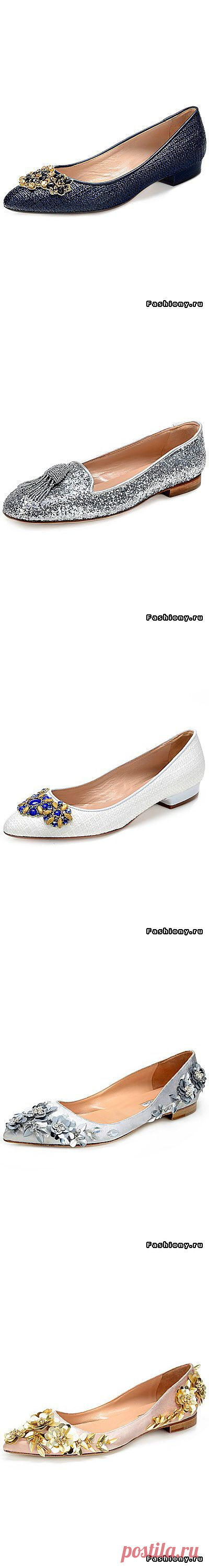 В сегодняшней публикации хочу познакомить Вас с новой весенне-летней коллекцией обуви и клатчей от всеми любимого, американского дизайнера Оскара де ла Ренты (Oscar de la Renta). Помимо роскошных платьев, дизайнер создает изумительные украшения, сумки, клатчи и обувь. Пожалуй, это один из самых лучших американских дизайнеров. Работы Оскара де ла Ренты всегда на высшем уровне, дизайнер умеет работать с тканью, фасонами, цветовой гаммой и аксессуарами.