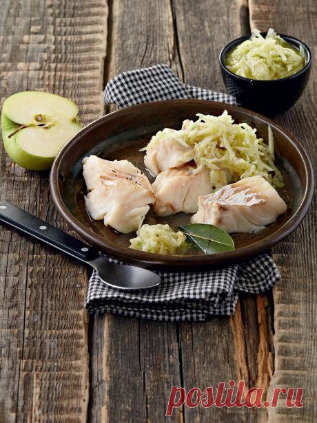 Треска отварная с яблоками и хреном Вкус рыбы будет еще более насыщенным, если вы отварите ее не в овощном, а в рыбном бульоне – из головы, хвоста и костей трески.