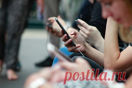 Обнаружена новая опасность чат-ботов. Специалисты организации Anthropic, создавшей чат-бот Claude, рассказали о новой опасности искусственного интеллекта (ИИ). Ученые заявили, что злоумышленники могут запрограммировать чат-бота таким образом, чтобы машина генерировала вредоносный код. При этом по большей части ИИ будет создавать полезный код.