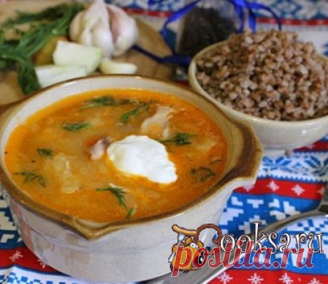 Деревенские кислые щи с гречневой кашей Вкусное и сытное блюдо русской кухни. Отличный вариант для обеда в морозный зимний день. Куриный суповой набор или свиные ребра — 800 ; Квашенная капуста — 700 ; Картофель — 6-7 шт; Лук репчатый — 1 шт; Морковь — 1 шт; Томатная паста — 1 ст.л.; Крупа гречневая — 1 стак.; Смалец — 1 ст.л.; Соль — по вкусу ; Перец черный (молотый) — по вкусу ; Сметана — по вкусу ; Лавровый лист — 2 шт; Зелень — по вкусу ;