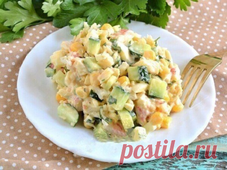 Подружка подсказала рецепт салата. Очень вкусно получилось, попробуете?

САЛАТ СНЕЖНЫЙ КРАБ

Ингредиенты:

- Крабовые палочки 500 г
- Яйца вареные 5 шт.
- Кукуруза 1 банка
- Огурцы свежие 200 г
- Майонез 180 г
- Соевый соус 10 г
- Чеснок 3 зубчика
- Петрушка свежая 1 пучок

Готовим просто:

1. Все продукты по списку должны быть хорошо охлаждены перед приготовлением. Для заправки я использовала легкий майонез. Нарезаем, добавляем майонез.

Готово! Угощайтесь!