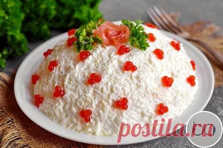 Салат "Принцесса Севера" — легкое, воздушное и очень вкусное блюдо. Салат смотрится интересно и оригинально, великолепно подойдет для праздничного стола. Основным ингредиентом является слабосоленая форель, но можно взять и любую другую красную рыбу.
Ингредиенты:
Слабосоленая форель - 200 г.
Лук репчатый - 1 шт.
Огурец свежий - 1 шт.
Кукуруза консервированная - 200 г.
Яйца - 5-6 шт.
Твердый сыр - 200 г.
Майонез - 200 г.
Икра красная - 20 г. (для украшения)
Петрушка - для ук...