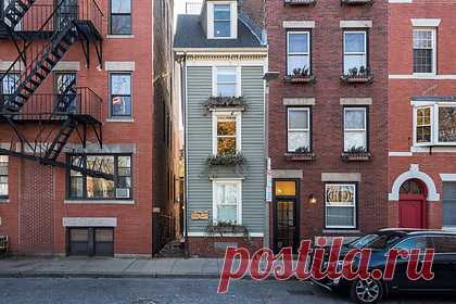 Рекордно узкий дом выставили на продажу в США. В Бостоне, штат Массачусетс (США) выставили на продажу дом шириной около трех метров. Это рекордно узкий для города таунхаус. Объект оценили в 1,2 миллиона долларов (88 миллионов рублей). Лот получил название «Худой дом» (Skinny House), на нем установлена соответствующая табличка.