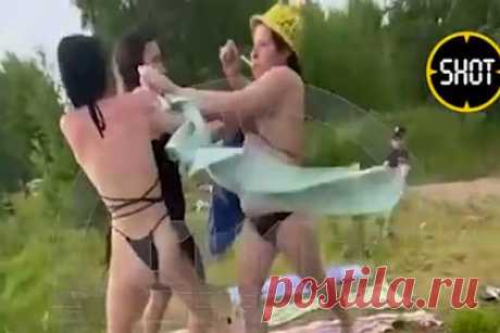 Россиянка избила загоравшую на пляже девушку из-за купальника и попала на видео. На пляже в Ярославле женщина избила отдыхающую из-за ее открытого купальника и попала на видео. На кадрах женщина, разбежавшись, налетает на отдыхающую и с размаха бьет ее по голове. Затем она берет девушку за шею и бросает ее на землю. После этого она несколько раз ударяет пострадавшую свернутым полотенцем.