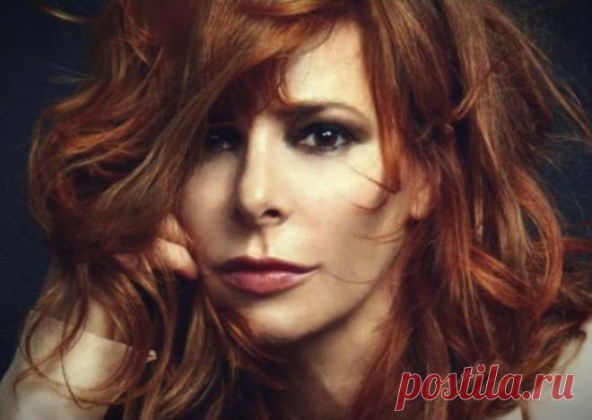 Такую женщину придумать невозможно. 
Она горька, как виски, как полынь. 
Но стоит прикоснуться осторожно, 
И забываешь прелести святынь.
Взлетаешь ввысь от взгляда неземного. 
Завидуешь своим глазам: они 
Не видели пока еще такого! 
Ее душа- как яркие огни.
Любимой стала женщина, играя. 
Но твой один неверный, глупый шаг- 
Ты изгнан будешь тут же, как из рая. 
Ты будешь изгнан, будто злейший враг.
Ее глаза с предвестием печали, 
И тонкий аромат ее духов 
Своей загадкой каждый день встречали.