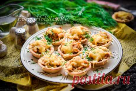 Тарталетки с грибами, курицей и сыром в духовке