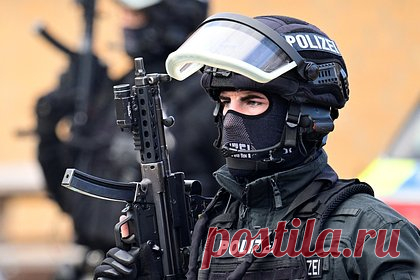 Трое человек пострадали в результате стрельбы в Германии. Один человек погиб, двое получили тяжелые ранения в результате стрельбы в городе Хаген на западе Германии, сообщает Bild. Как сообщается, стрельба произошла на территории завода по переработке вторсырья компании Dörnen Wertstoffe GbmH. На место прибыли значительный контингент полиции, а также машины скорой помощи.