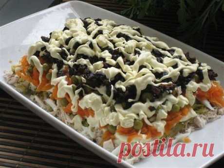 Салат с курицей и черносливом.