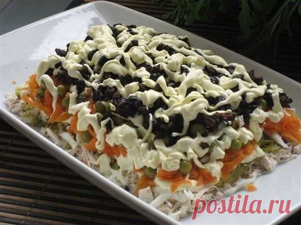 Салат с курицей и черносливом.
