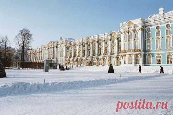 На фото знаменитый Екатерининский дворец, расположенный в окрестностях Санкт-Петербурга. Бывшее императорское владение.