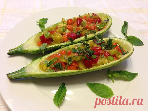 Кабачок, фаршированный овощами &mdash; рецепт с пошаговыми фото. Foodclub.ru

я еще сверху тру сыр