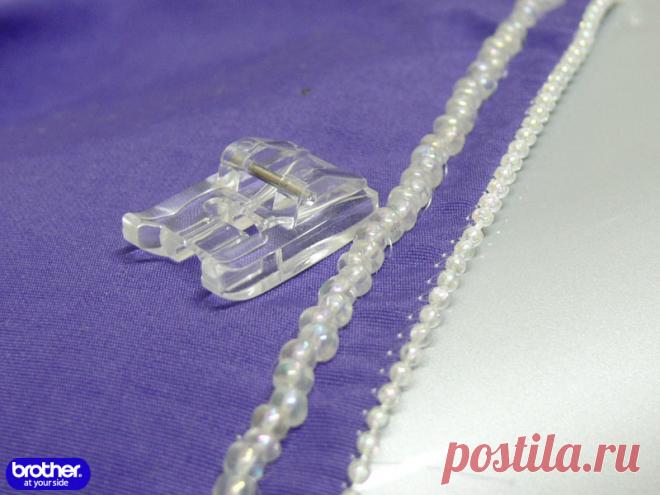 Как шить лапкой для бисера и бусин: мастер-класс Сегодня мы расскажем, как украсить изделия при помощи готовой бисерной нити или нанизанных на леску мелких бусин. Пришивать бисер и бусины вручную долгий и кропотливый процесс, а вот с помощью швейной машины и лапки его можно ускорить в несколько раз...