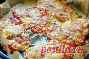 Куриные отбивные в духовке.
Куриные отбивные в духовке – это то блюдо, которое идеально подойдет на праздничный стол. Вкусно, быстро и просто.
Ингредиенты
Куриное филе – 600 г
Лук – 1 шт.
Помидоры – 5 шт.
Сыр – 250 г
Майонез – 4 ст.л
Соль – по вкусу
Чёрный перец молотый – 1/4 ч.л
Куриное филе (грудка) разрезать поперёк на куски толщиной 2 сантиметра. 
Выложить куски на разделочную доску и отбить к