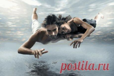 Вверх,
Всегда с тобой хотели только ввысь,
Но долетев до солнца, обожглись.
И падала ты вниз, я следом за тобой.
Я потерял тебя из виду где - то над землёй!