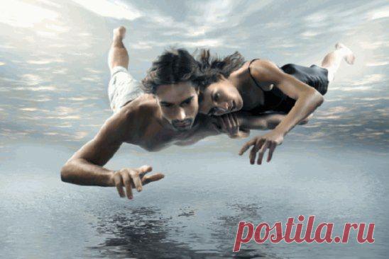 Вверх,
Всегда с тобой хотели только ввысь,
Но долетев до солнца, обожглись.
И падала ты вниз, я следом за тобой.
Я потерял тебя из виду где - то над землёй!