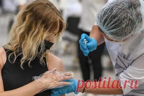 Российский врач назвала опасные для прививки от COVID-19 показатели в крови. При вакцинации от коронавирусной инфекции стоит обращать внимание на состояние здоровья, поэтому перед прививкой необходимо сделать анализ крови. Опасные для процедуры показатели назвала профессор, доктор медицинских наук, клинический иммунолог Наталья Калинина. Идти на вакцинацию нужно абсолютно здоровым, считает она.