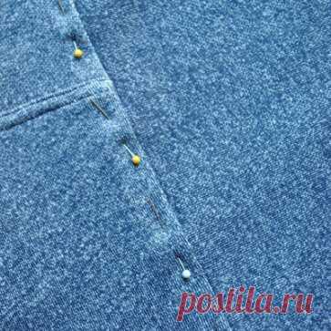Обработка швов на трикотаже косой бейкой 
http://handmadebycarolyn.com.au/2017/12/christmas-pressies-sewing-marathon.html
#трикотаж #шитье 
#технология