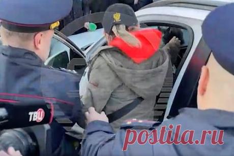 Помогавшую спасти запертого кота россиянку оштрафовали за неповиновение полиции. Тверской суд Москвы оштрафовал зоозащитницу Наталью Кошанскую, которая помогала спасти кота, запертого в машине. Женщину признали виновной в неповиновении полиции. Теперь она должна выплатить четыре тысячи рублей. После вскрытия двери машины, где был кот, Кошанская хотела забрать животное себе, не являясь его хозяйкой.