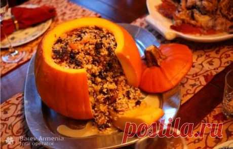 Մեր պապերն Ամանորին ուտում էին միայն բուսական ծագում ունեցող ուտեստներ։ Քանի որ Ամանորը Սուրբ Ծննդից առաջ էր լինում՝ 7-օրյա պասի շրջանում, հետևաբար ամանորյա կերակրացանկից բացառված էին կենդանական ծագում ունեցող բոլոր տեսակի ուտեստները։ Շատ տարածված էին հատիկեղենից ու ընդեղենից պատրաստված կոլոլակները, ինչպես նաև պասուց ճաշատեսակները։