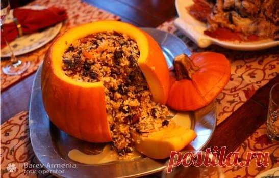 Մեր պապերն Ամանորին ուտում էին միայն բուսական ծագում ունեցող ուտեստներ։ Քանի որ Ամանորը Սուրբ Ծննդից առաջ էր լինում՝ 7-օրյա պասի շրջանում, հետևաբար ամանորյա կերակրացանկից բացառված էին կենդանական ծագում ունեցող բոլոր տեսակի ուտեստները։ Շատ տարածված էին հատիկեղենից ու ընդեղենից պատրաստված կոլոլակները, ինչպես նաև պասուց ճաշատեսակները։