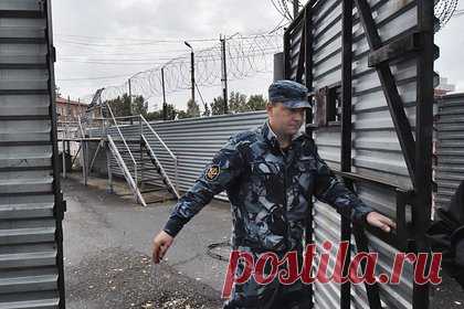 Россиянин хотел купить секретную военную продукцию для перепродажи и попался. Суд в Ростове-на-Дону приговорил к восьми месяцам колонии жителя Саратова, который пытался купить секретную военную продукцию для перепродажи. Он был задержан с поличным при попытке незаконно приобрести продукцию военного назначения, «о секретности которой был осведомлен».