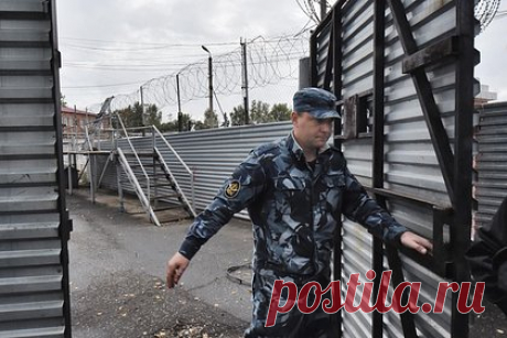 Россиянин хотел купить секретную военную продукцию для перепродажи и попался. Суд в Ростове-на-Дону приговорил к восьми месяцам колонии жителя Саратова, который пытался купить секретную военную продукцию для перепродажи. Он был задержан с поличным при попытке незаконно приобрести продукцию военного назначения, «о секретности которой был осведомлен».