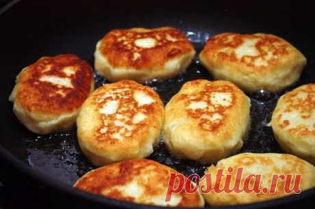 Картофельные пирожки с капустой 
Отличный рецепт вкуснейших жареных пирожков из картофельного теста и с начинкой из обжаренной квашеной капусты.
 Ингредиенты: 
кртофель  - 1  кг. 
мука  - 250  гр. 
растительное масло  - 50  мл. 
куриное яйцо  - 2  шт. 
соль  - 2  щепотки 
капуста  - 500  гр. 
чеснок  - 6  зубчиков 
перец  - 5  горошин 
лавровый лист  - 1  шт. 
растительное масло  - 30  мл. 
 
Приготовление:
1. Картофель очищаем, отвариваем до готовности, немного остужаем и пропускаем через п