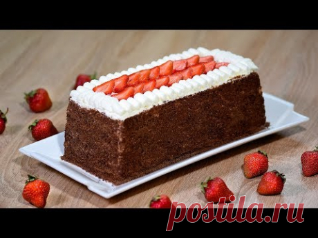 Шоколадный торт с клубникой