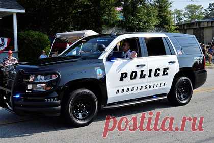 В США чернокожая женщина притворялась членом ку-клукс-клана и угрожала соседям. В США чернокожую женщину обвинили в том, что она притворялась членом расистской организации ку-клукс-клан и угрожала соседям расправами и убийством. 30-летняя Терреша Лукас оставляла соседям записки с угрозами сжечь их дома, убить их детей и родственников. Послания получили как минимум семь чернокожих соседей женщины.