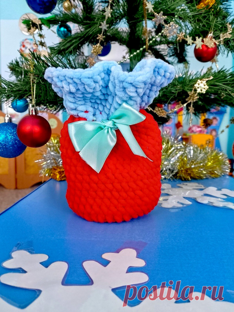 PDF Мешочек для подарка крючком. FREE crochet pattern; Аmigurumi toy patterns. Амигуруми схемы и описания на русском. Вязаные игрушки и поделки своими руками #amimore - подарочный мешочек крючком из плюшевой пряжи, плюшевый мешок для подарка, новогодний мешочек, праздничная упаковка.