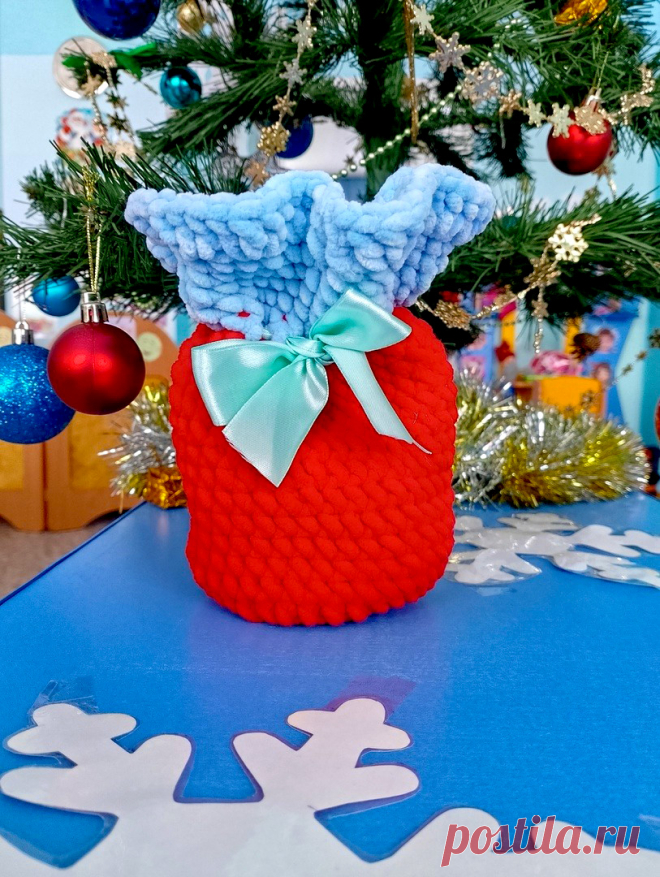 PDF Мешочек для подарка крючком. FREE crochet pattern; Аmigurumi toy patterns. Амигуруми схемы и описания на русском. Вязаные игрушки и поделки своими руками #amimore - подарочный мешочек крючком из плюшевой пряжи, плюшевый мешок для подарка, новогодний мешочек, праздничная упаковка.