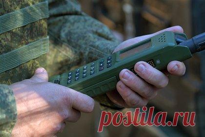 Минобороны рассказало об использовании военными связистами дронов с рациями. Минобороны России рассказало об использовании военными связистами дронов с рациями «Азарт». По информации ведомства, беспилотники используются как летающие ретрансляторы. На беспилотник устанавливается штатная рация, которая вдвое увеличивать дальность работы радиостанций на земле.