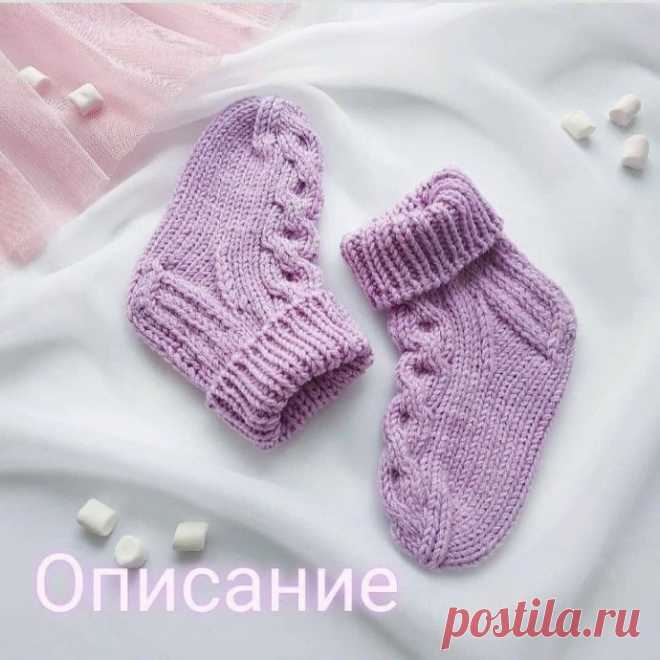 Очаровательные детские носочки спицами Для вязания носочков (22 р-ра) потребуется пряжа DROPS merino (175м/50г),чулочные спицы 3мм. Вяжем в 2 нити.Набрать 36 петель, равномерно распределить их на 4 спицы, соединить в круг и вязать резинку 1x1 на нужную высоту. Далее лицевыми 10 рядов.Для формирования пятки объединить петли с...