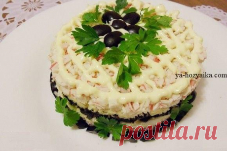 Крабовый салат с черносливом. Самый вкусный салат крабовыми палочками Этот салат одинаково хорош и в будни и в праздники. Его утонченный, но гармоничный вкус в равной степени разбавит часто сдержанное будничное меню