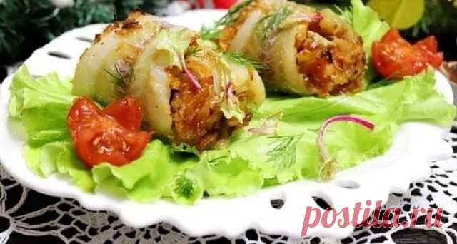 Сытные и ароматные рулеты получаются не только из мяса. Из рыбы получаются не менее вкусные, причем из простых сортов рыбы. Сегодня у меня рулеты из филе минтая с квашеной капустой, яблоком и изюмом. Такие аппетитные и красивые рулетики можно и на праздничный стол приготовить. Тем более они универсально вкусны и в горячем, и в холодном виде. Необходимые ингредиенты два филе минтая; 80 грамм квашеной капусты; половинка репчатого лука; половинка яблока одна столовая ложка из...