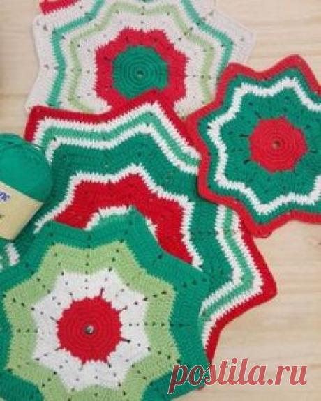 146 Me gusta, 9 comentarios - punto y aparte . Crochet (@puntoyapartecrochet) en Instagram: "Van saliendo los centros de mesa/apoya arbolitos de las chicas de #CrochetNavidad . Los…"