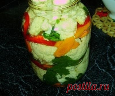 Цветная капуста в маринаде

Эту капусту я делаю давно. Это яркая, бесспорно оригинальная и очень вкусная заготовочка порадует тех, кто любит цветную капуста, так же как и я. 
Капуста имеет интересный вкус - сладковатый и одновременно с легкой кислинкой. 
Соцветия капусты (около 1 кг) помыть, разделить на части, сложить в 1, 5 л баночку, между слоями положить 1 очищенную, помытую и нарезанную морковку, 
1 сладкий перец, 
острый перец по вкусу, 
стебли сельдерея или корень. ...