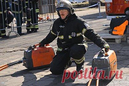 Испугавшаяся за свою жизнь соседка пожаловалась на жену Малинина в полицию. Соседка жены российского певца Александра Малинина Ирина пожаловалась на нее и работников МЧС в полицию. По словам россиянки, при пожаре она не сможет эвакуироваться, так как Эмма Малинина договорилась с сотрудниками противопожарной службы и забрала себе в собственность один из технических коридоров в подъезде.