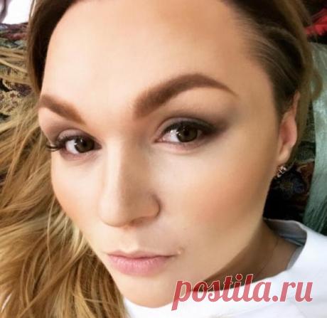 Звезда Камеди Вумен Надежда Ангарская без макияжа выглядит очень юной