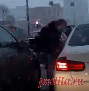 Свежее хамство на дороге 
Водитель Nissan Primera решил,что ему все должны уступать, имеет право выместить свое негодование на стекле чужой машины
https://youtu.be/mFYuCaXNyRU